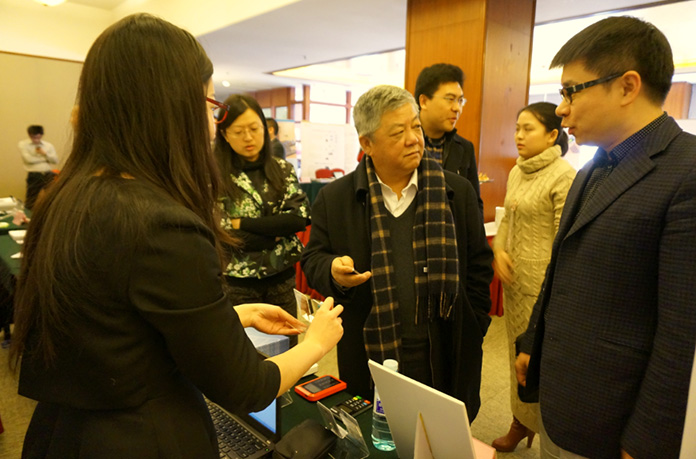 飞天诚信总经理李伟先生向中国人民银行科技司原副司长、现金融IC卡推进领导小组办公室主任李晓枫先生介绍飞天诚信产品及方案